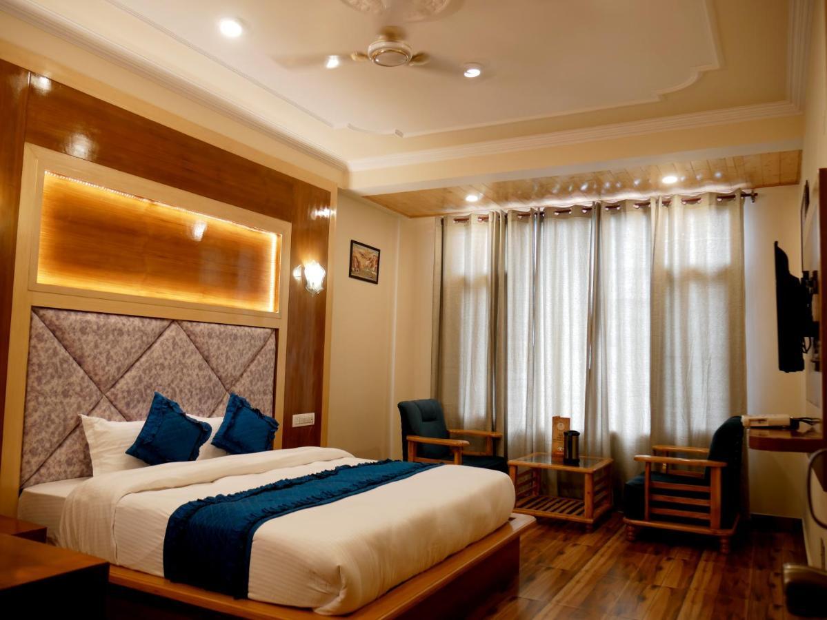 New Ambika International Mall Road Hotel Manāli エクステリア 写真