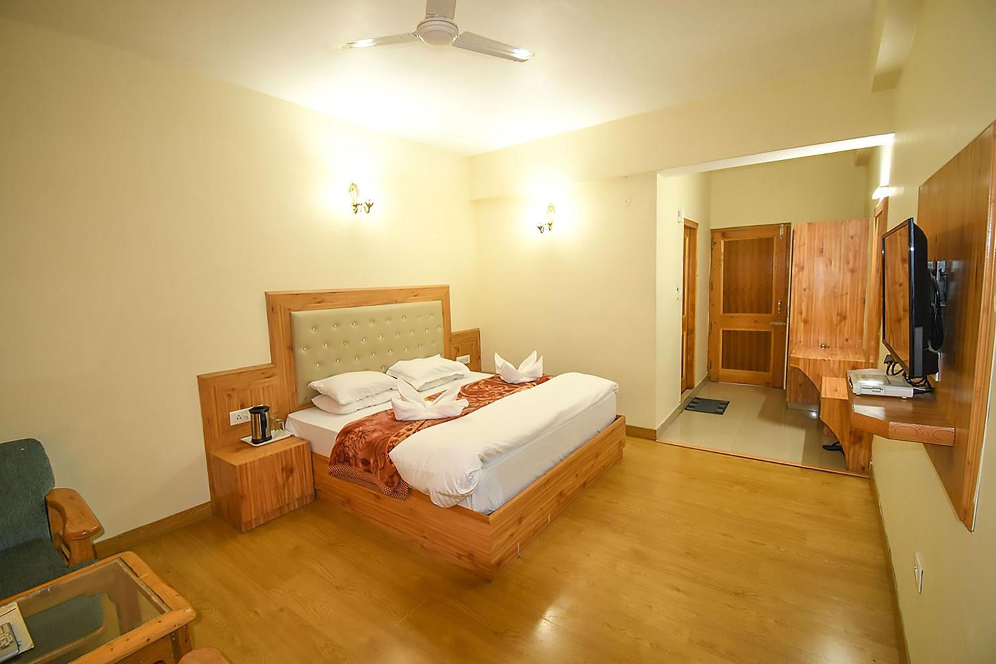 New Ambika International Mall Road Hotel Manāli エクステリア 写真